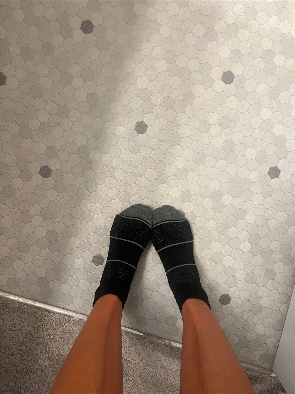 HUE Womens Black and Gray Athletic No-Show Performance Socks